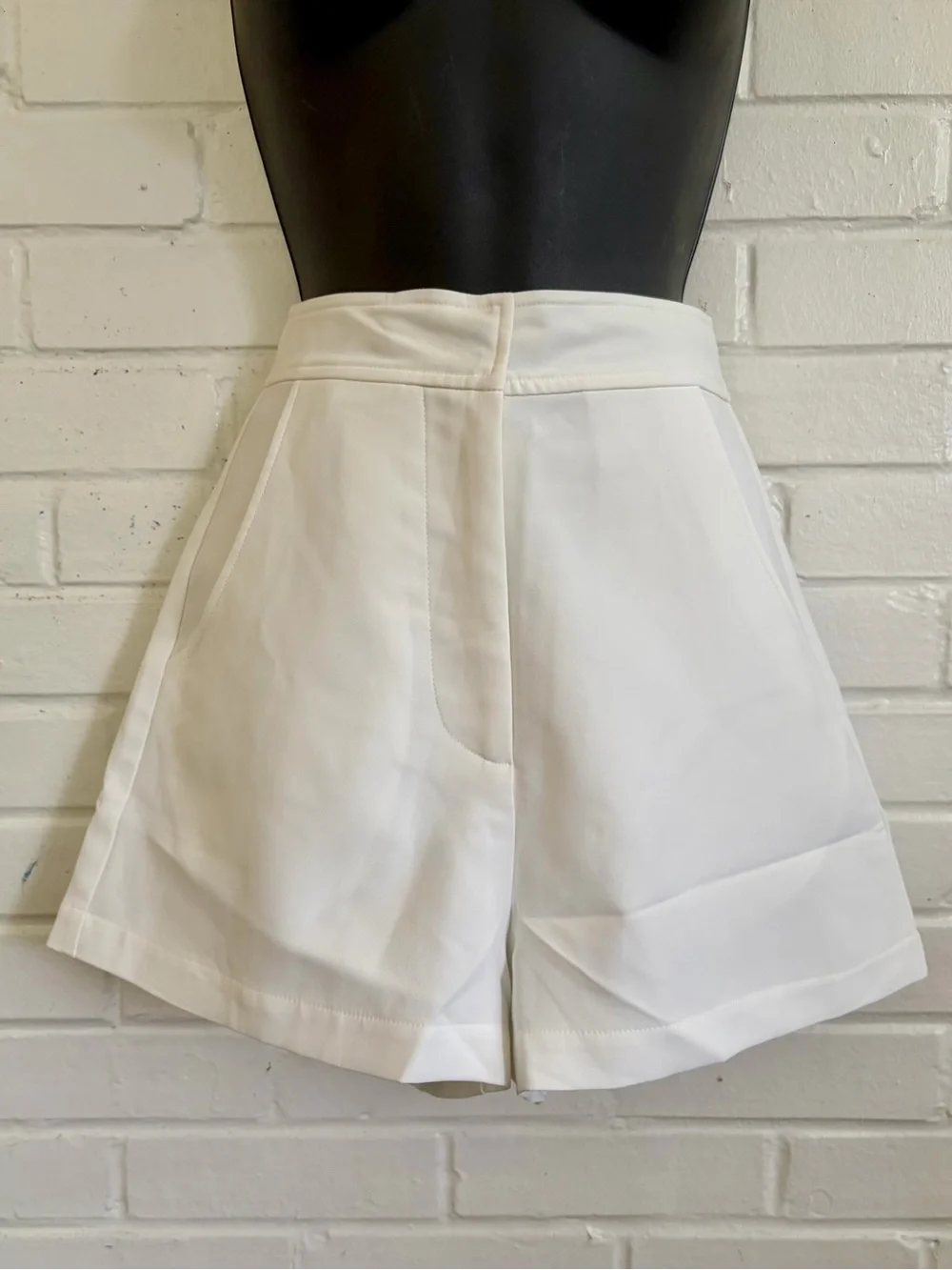 Amanda Uprichard Reeves Mid-Rise Shorts in White, SZ XS (0) 🐚 - Picture 2 of 9
